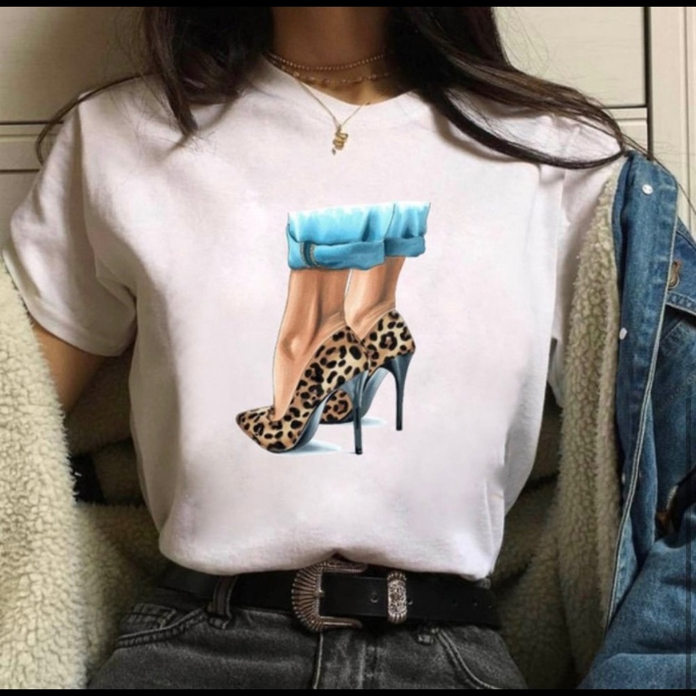 Graphic tee NWOT Leopard high heel pumps - Picture 2 of 5